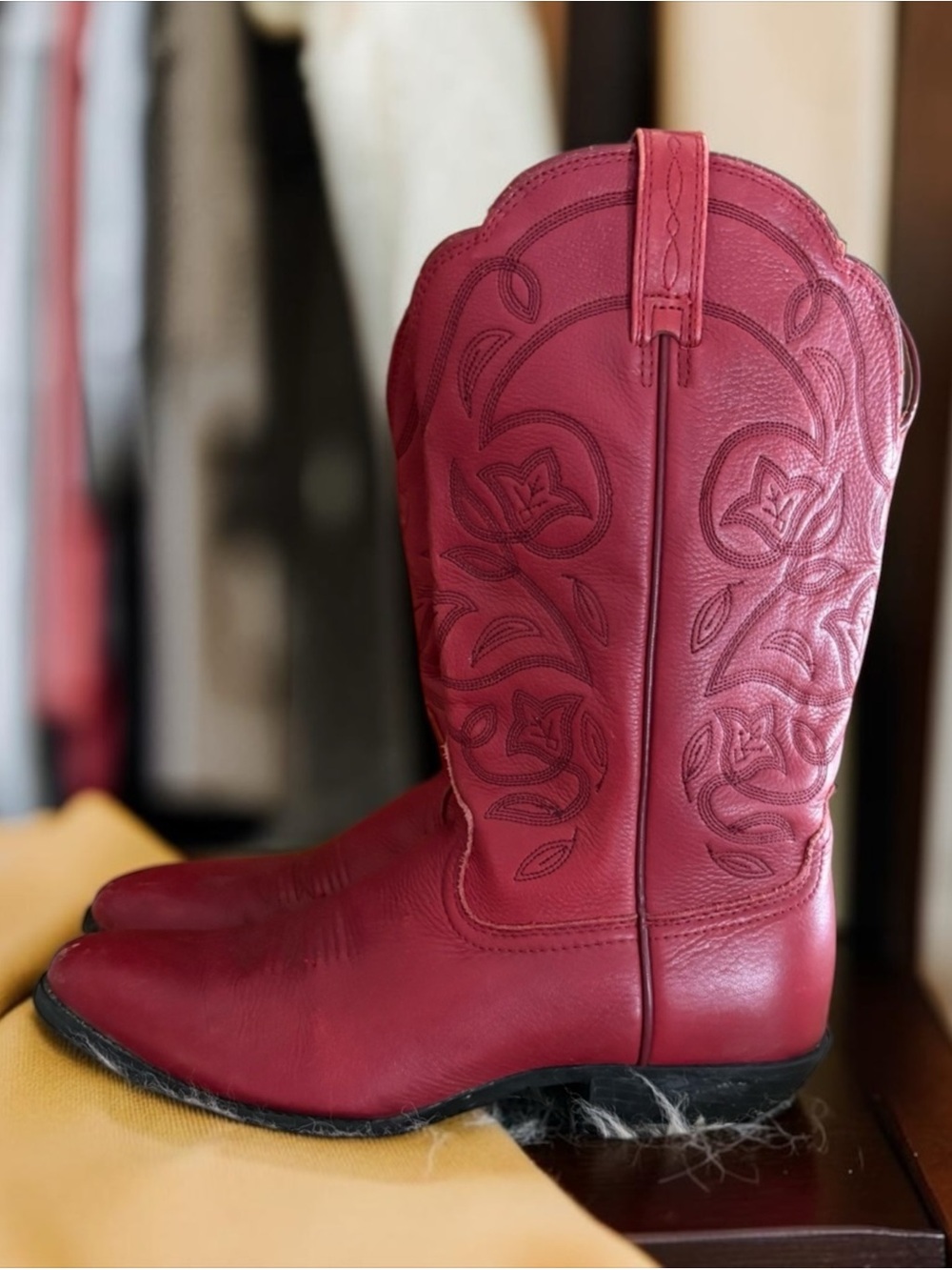 Ariat Cherry Red Leather Heritage Western R-Toe Floral Embroidered Cowboy Boots - Picture 4 of 7